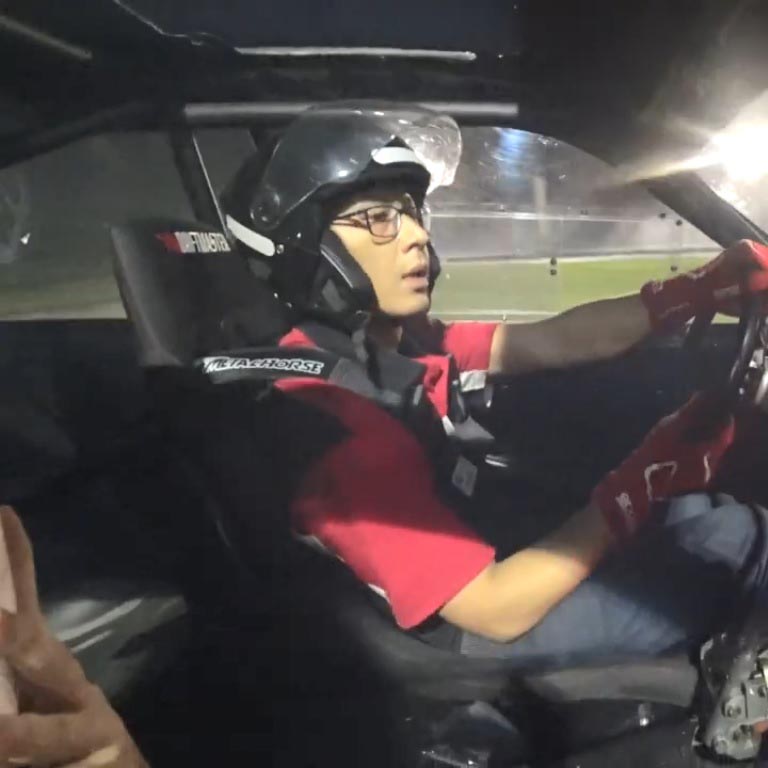 Carlos Miyanishi pilotando a BMW 328i