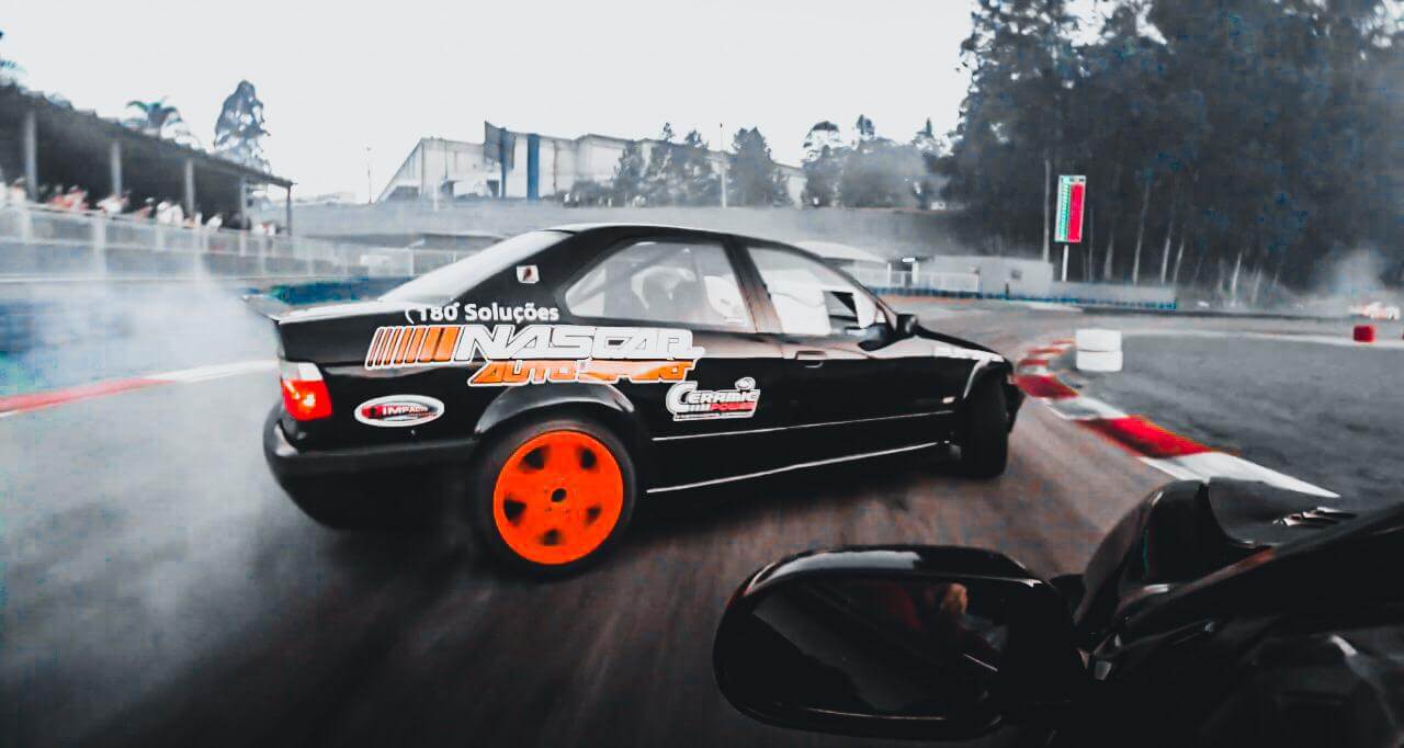 BMW 328i da Drift Gakkou em ângulo de drift